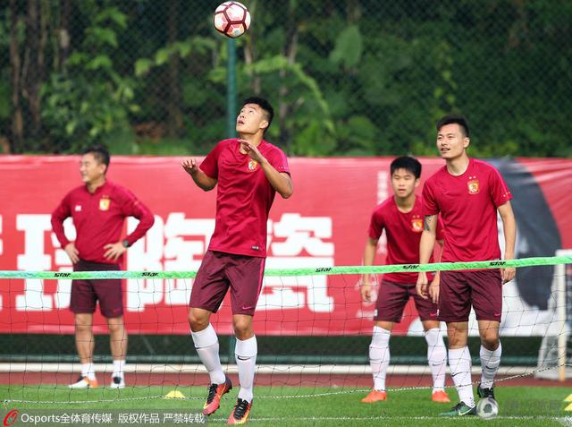 谢贤获香港电影金像奖终身成就奖：见证港片历史 2019-04-02 4月2日，第38届香港电影金像奖官方宣布终身成就奖授予演员谢贤，专业精神奖颁给龙虎武师刘允。