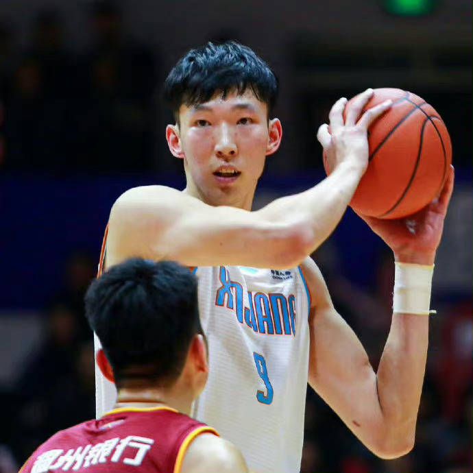 2025-10-31 电影《下一个台风》讲述了在毕业聚会中遭受性侵的女孩林沫沫，与背负上一辈污名的失语女孩阿汐，在渔畔相遇后彼此支撑、共同抵抗人生台风的故事。