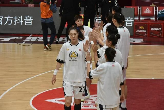 2008年她和马斯克开始约会，2010年在苏格兰的大教堂举办婚礼，2012年与马斯克离婚，一年后复婚，两年后二度离婚，但直到2016年才正式完成离婚手续，两人之间没有孩子。
